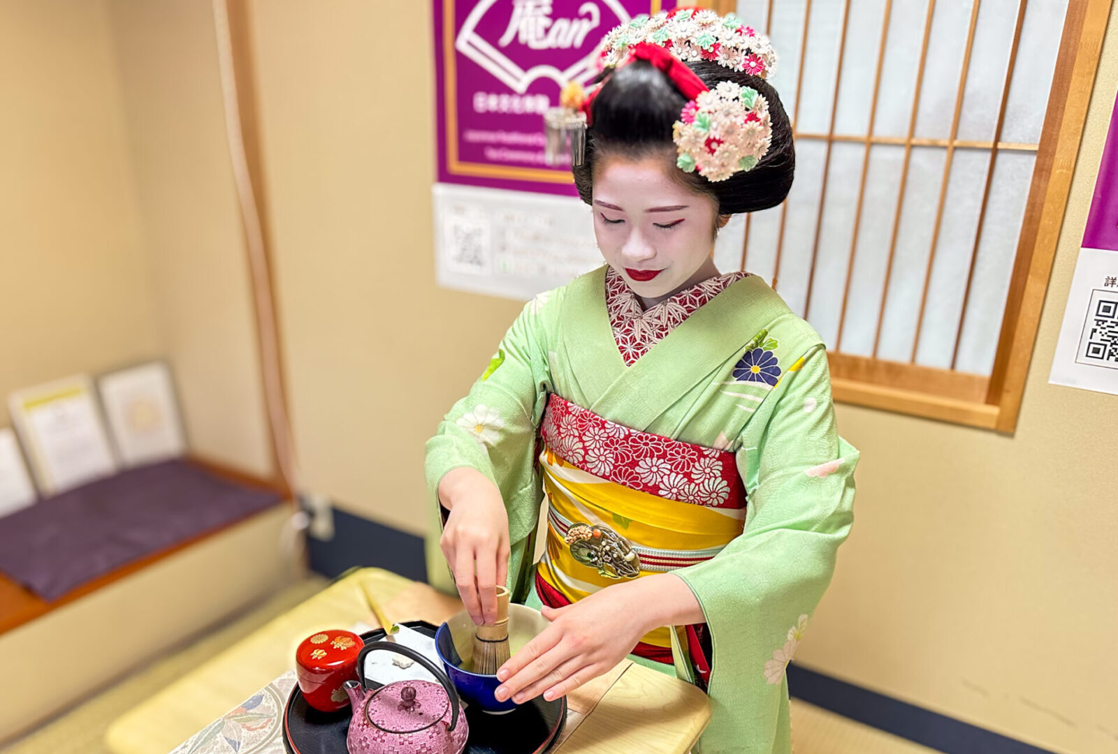 舞妓さんと一緒にお点前体験（お干菓子2個とお抹茶付き）