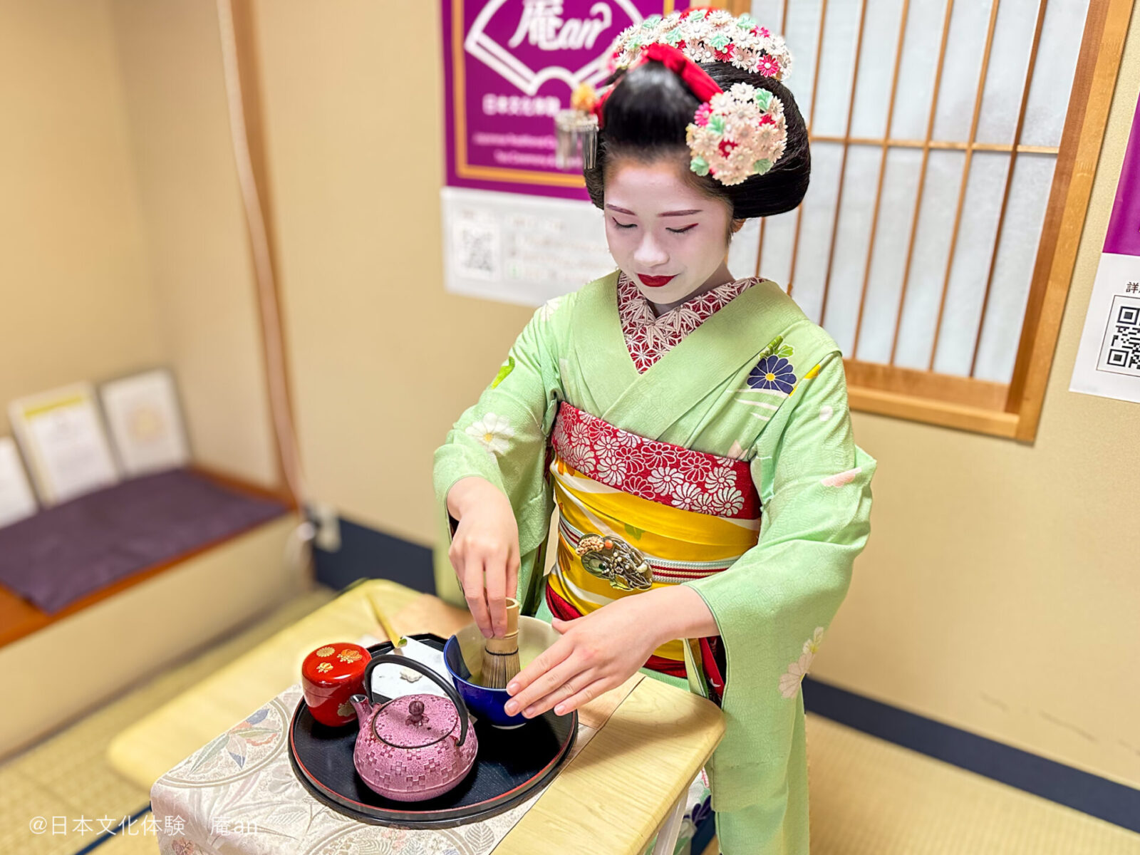 舞妓さんと一緒にお点前体験（お干菓子2個とお抹茶付き）