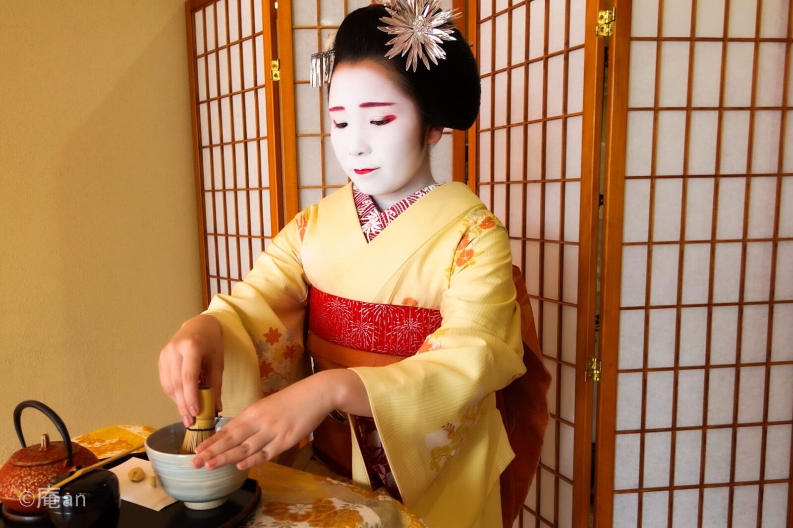 Tea ceremony with Maiko (with 2 dried-type Japanese Sweets and Matcha) 画像3