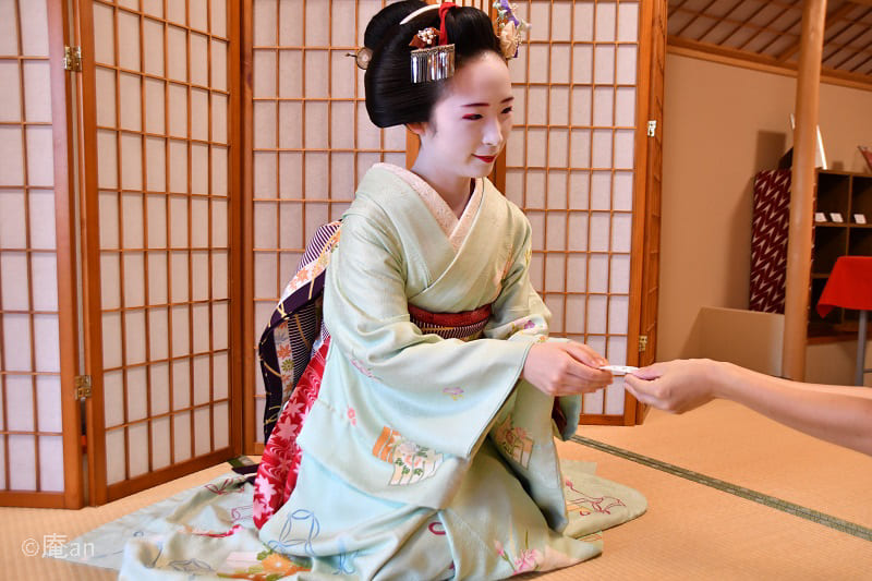 Tea ceremony with Maiko (with 2 dried-type Japanese Sweets and Matcha)